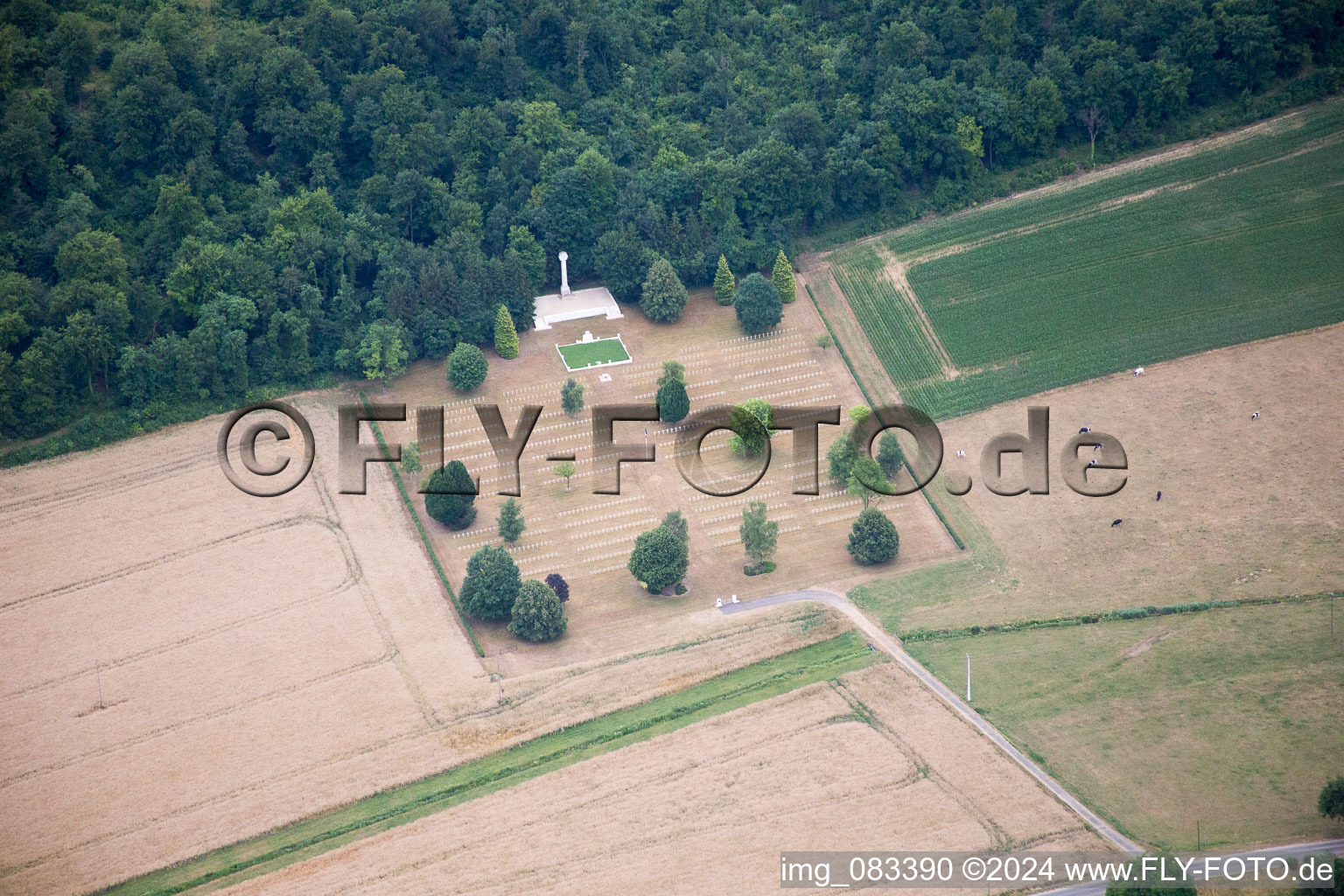 Vue aérienne de Marbotte, cimetière des sépultures de guerre à Apremont-la-Forêt dans le département Meuse, France