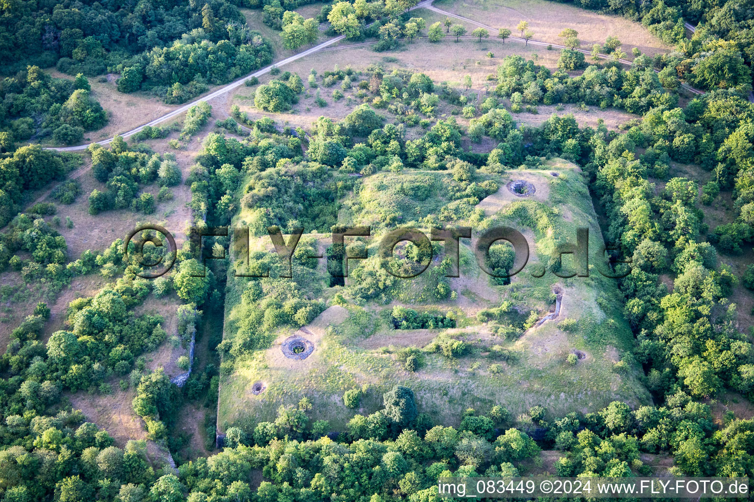 Vue aérienne de Complexe de bunkers en béton et acier Fort de Lucey à Lucey dans le département Meurthe et Moselle, France