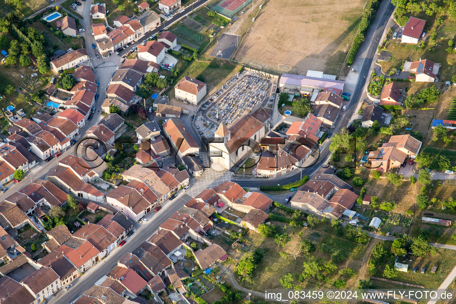 Vue aérienne de Bâtiment d'église au centre du village à Lucey dans le département Meurthe et Moselle, France