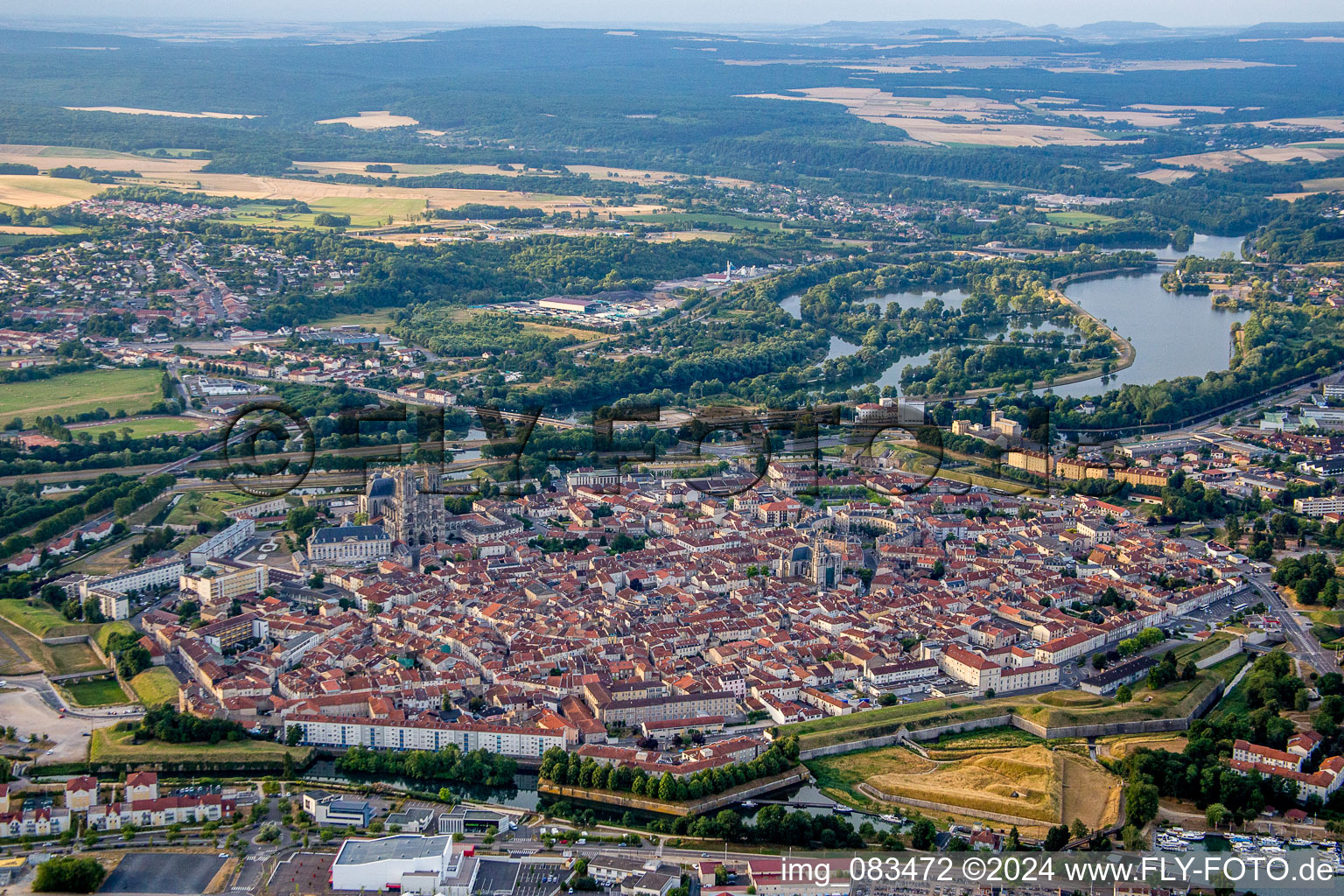 Vue aérienne de Zone des berges de la Moselle à Toul dans le département Meurthe et Moselle, France
