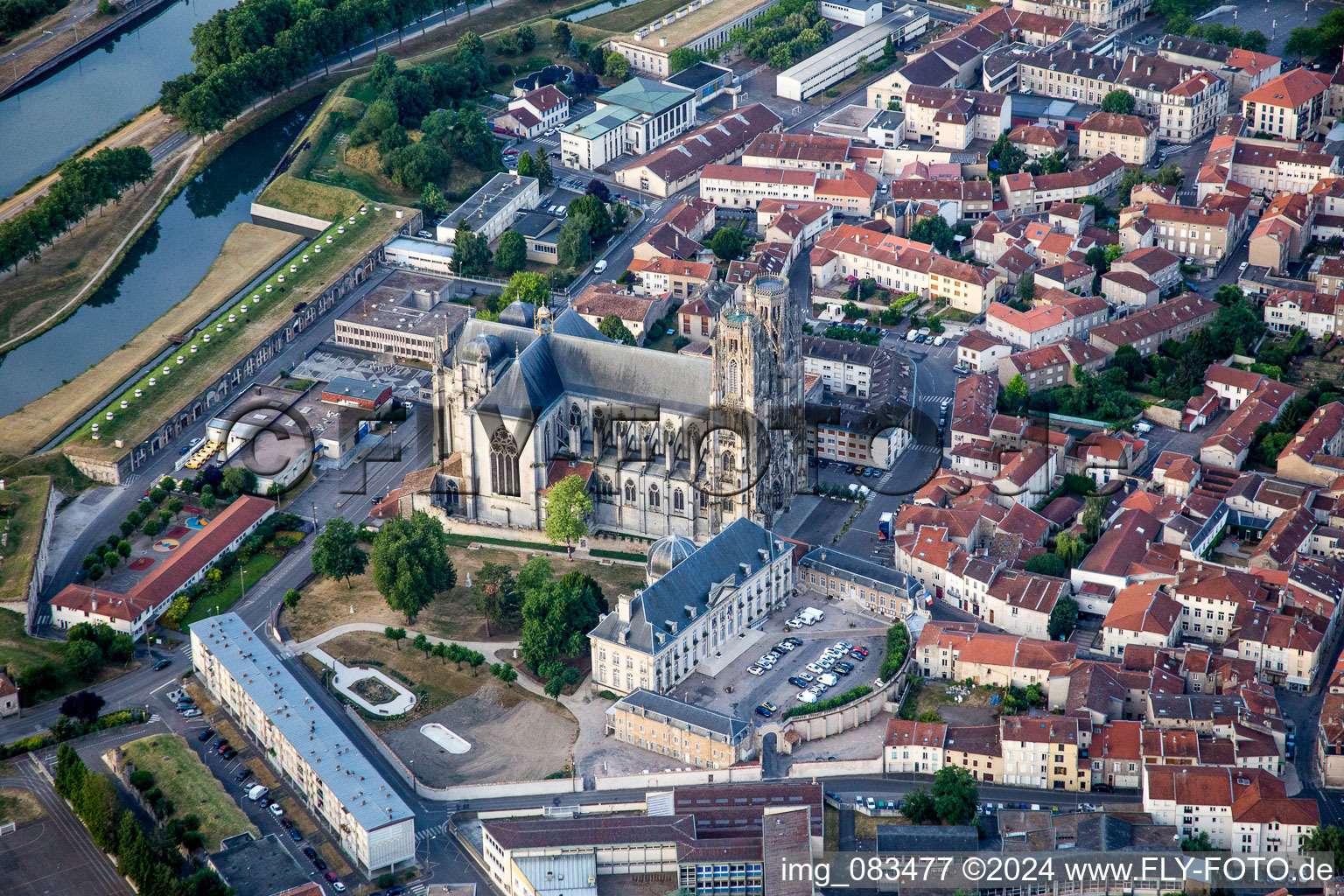 Vue aérienne de Cathédrale Saint-Étienne à Toul dans le département Meurthe et Moselle, France