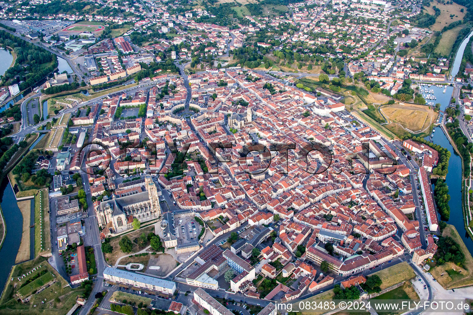 Vue aérienne de Centre-ville en centre-ville entre les rives de la Moselle et le canal Rhin-Marne à Toul dans le département Meurthe et Moselle, France