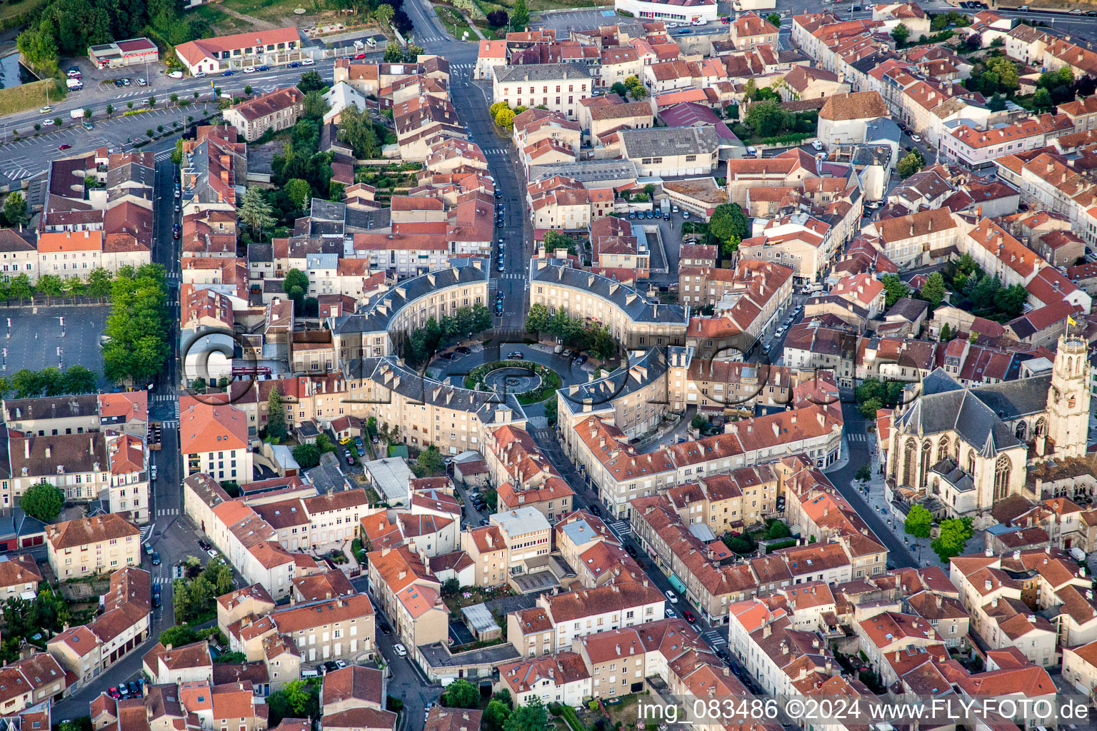 Vue aérienne de Place ronde circulaire Place Trois Evêchés dite Place ronde à Toul dans le département Meurthe et Moselle, France