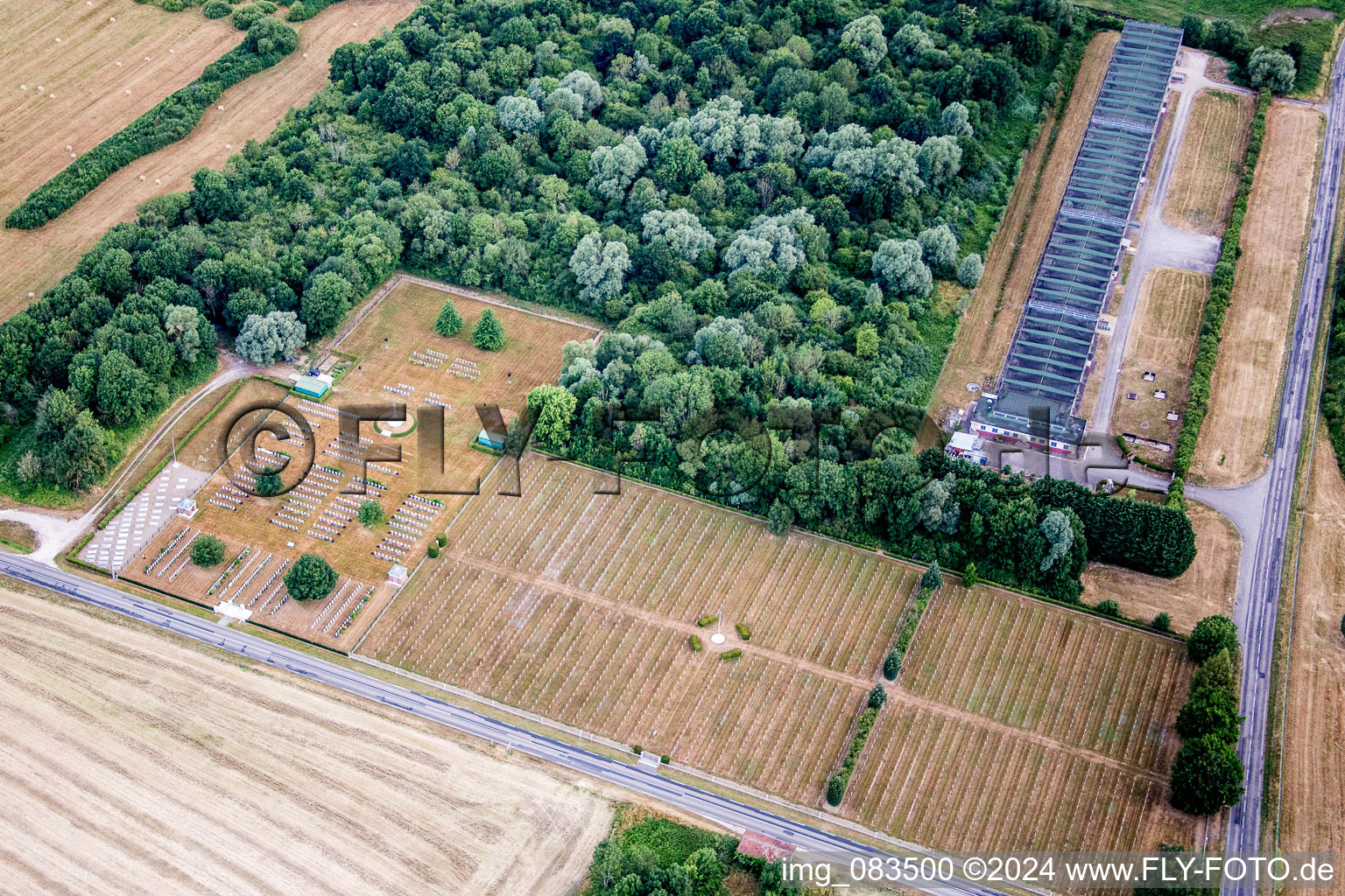 Vue aérienne de Cimetière militaire de l'ARC de l'Aviation royale canadienne à Choloy-Ménillot à Écrouves dans le département Meurthe et Moselle, France