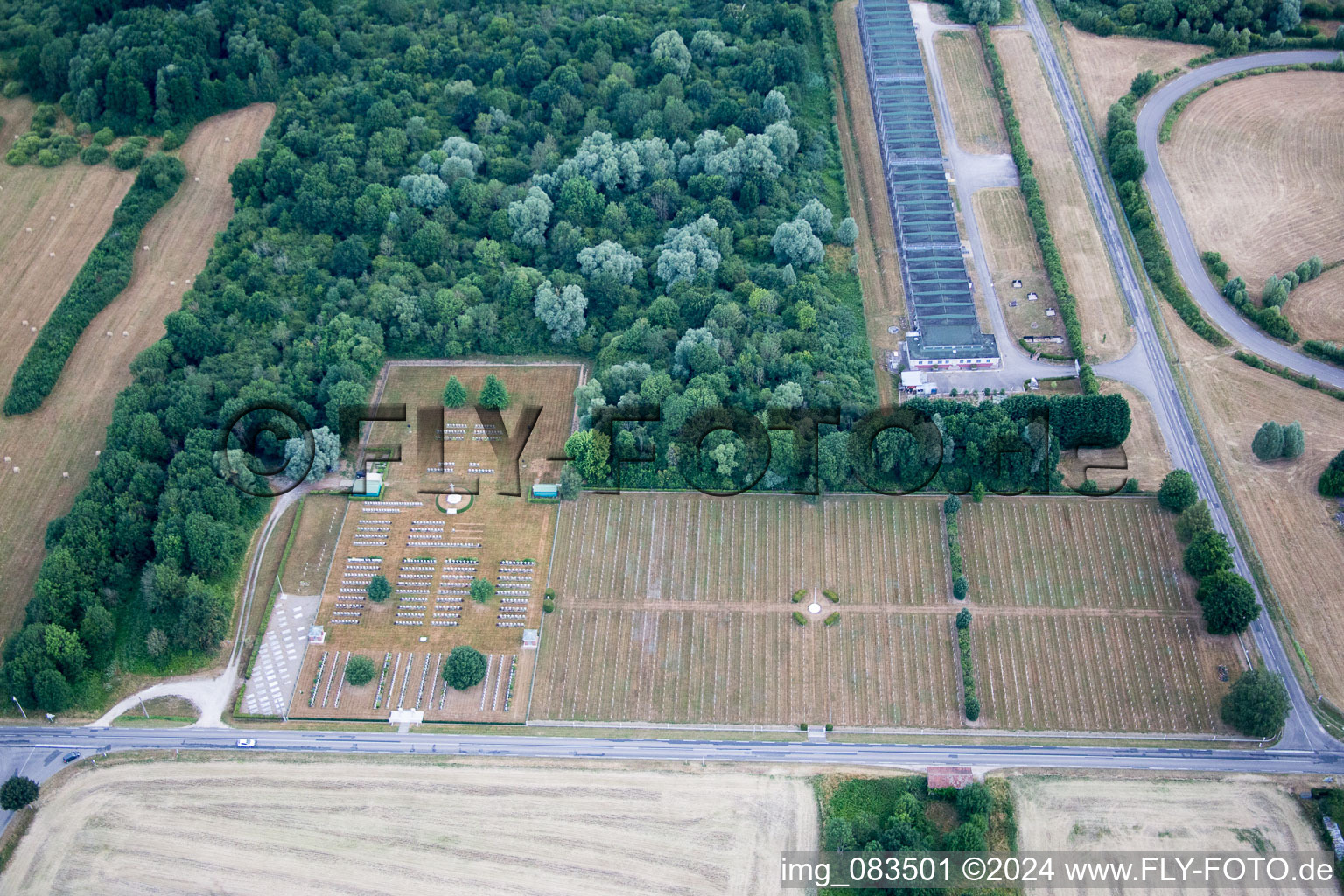 Vue aérienne de Cimetière militaire de l'ARC de l'Aviation royale canadienne à Choloy-Ménillot à Écrouves dans le département Meurthe et Moselle, France