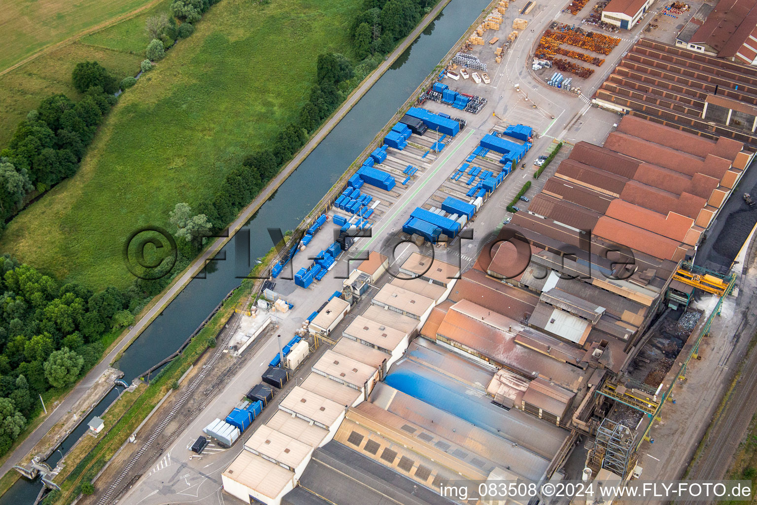 Photographie aérienne de Site de la fonderie Saint Gobain PAM sur le Canal de la Marne au Rhin à Foug dans le département Meurthe et Moselle, France