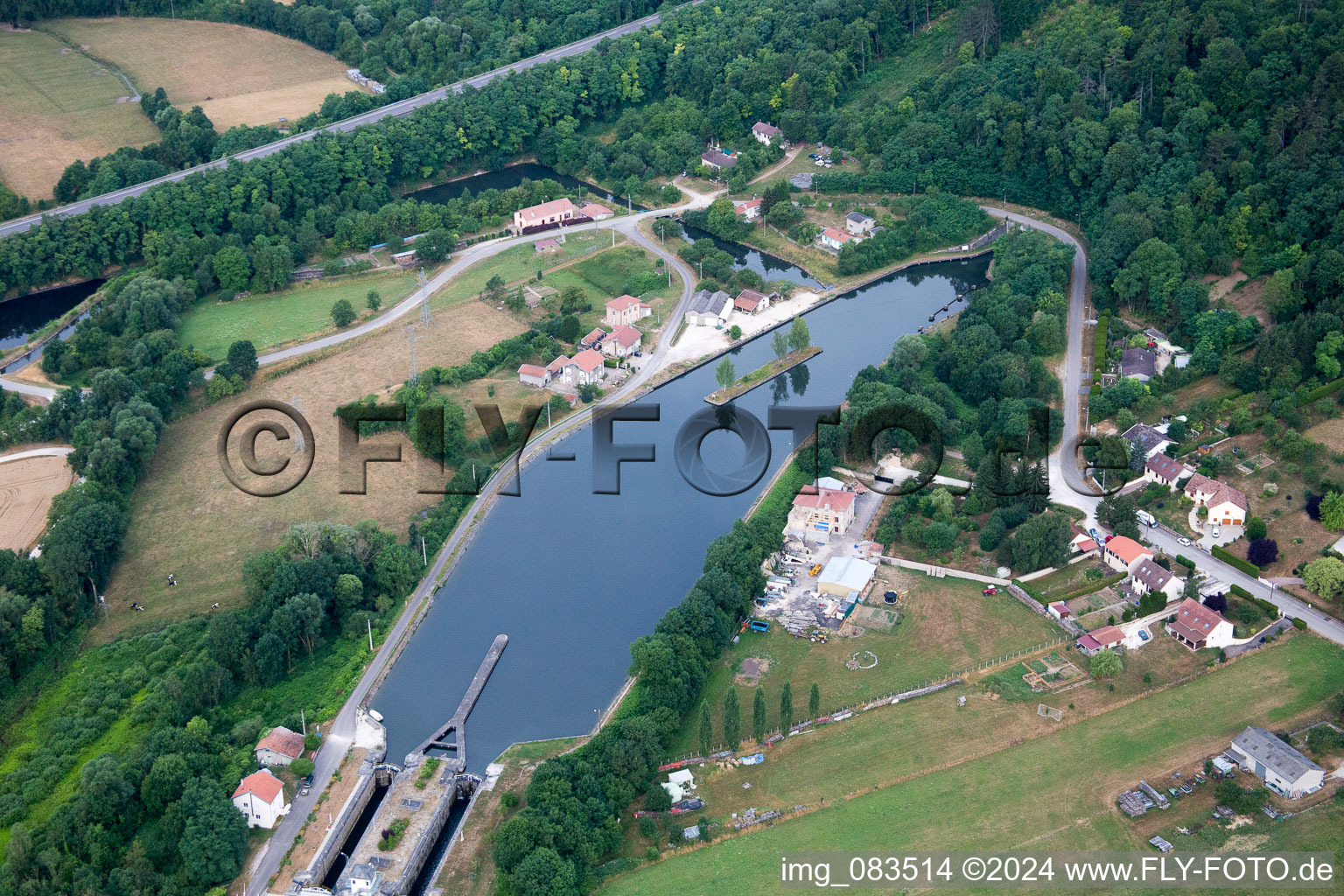 Vue aérienne de Tracé du canal et zones de berges du tunnel de la voie navigable du canal Rhin-Marne Navigation intérieure à Foug dans le département Meurthe et Moselle, France