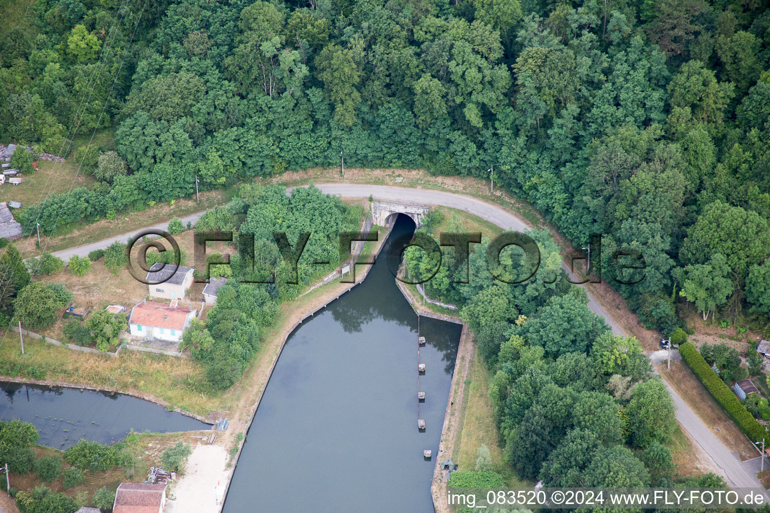 Vue aérienne de Tracé du canal et zones de berges du tunnel de la voie navigable du canal Rhin-Marne Navigation intérieure à Foug dans le département Meurthe et Moselle, France