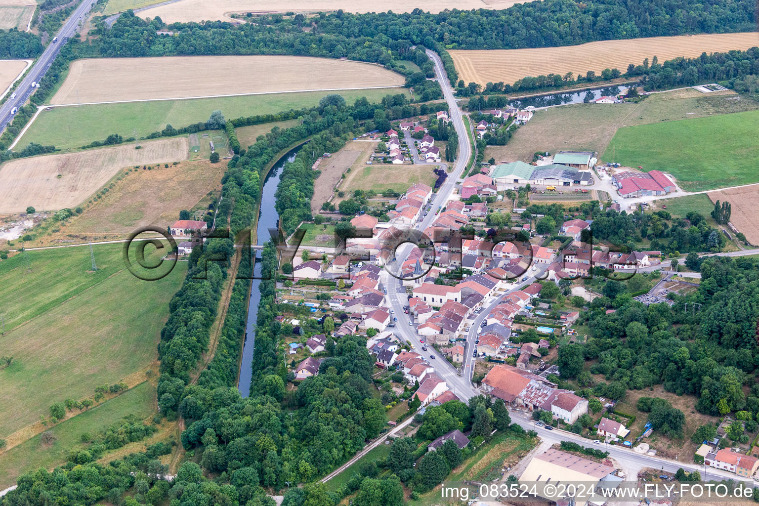 Vue aérienne de Tracé souterrain du canal et berges de la voie navigable du canal Rhin au Marne à Lay-Saint-Remy dans le département Meurthe et Moselle, France