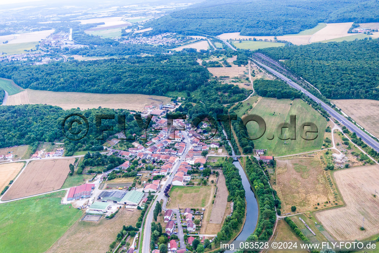 Vue aérienne de Tracé souterrain du canal et berges de la voie navigable du canal Rhin au Marne à Lay-Saint-Remy dans le département Meurthe et Moselle, France