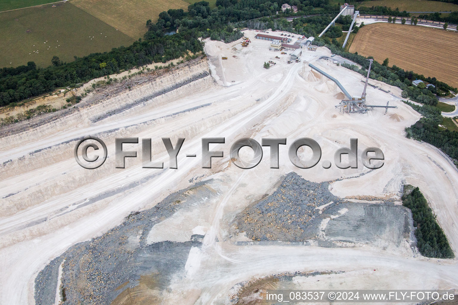 Vue aérienne de Terrains et zones de morts-terrains, mine de ciment à ciel ouvert et usine de matériaux de construction Novacarb à Pagny-sur-Meuse dans le département Meuse, France