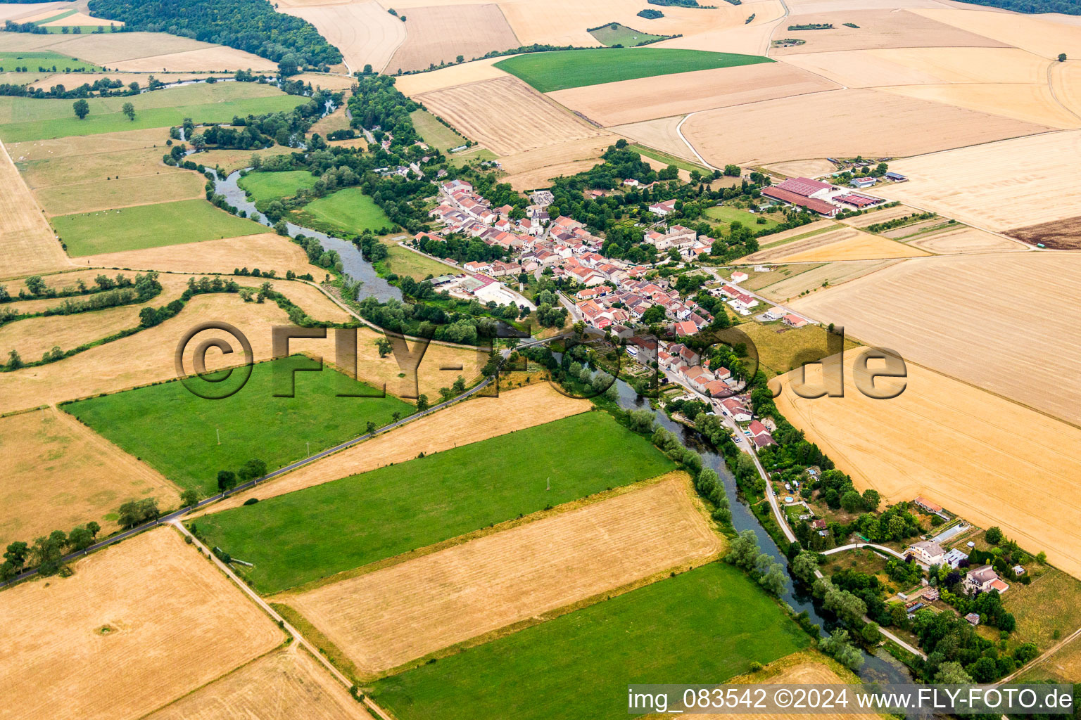 Vue aérienne de Ourches-sur-Meuse dans le département Meuse, France