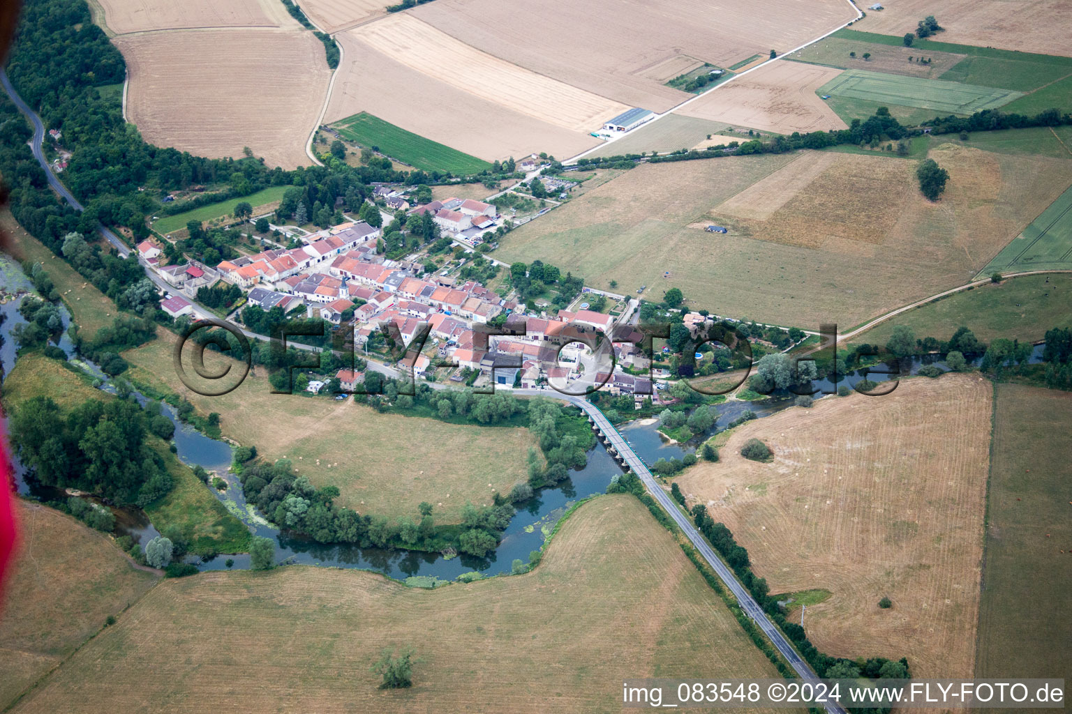 Vue aérienne de Ugny-sur-Meuse dans le département Meuse, France