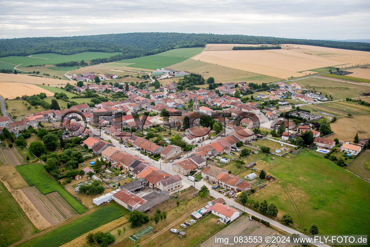 Vue aérienne de Champs agricoles et surfaces utilisables à Uruffe dans le département Meurthe et Moselle, France