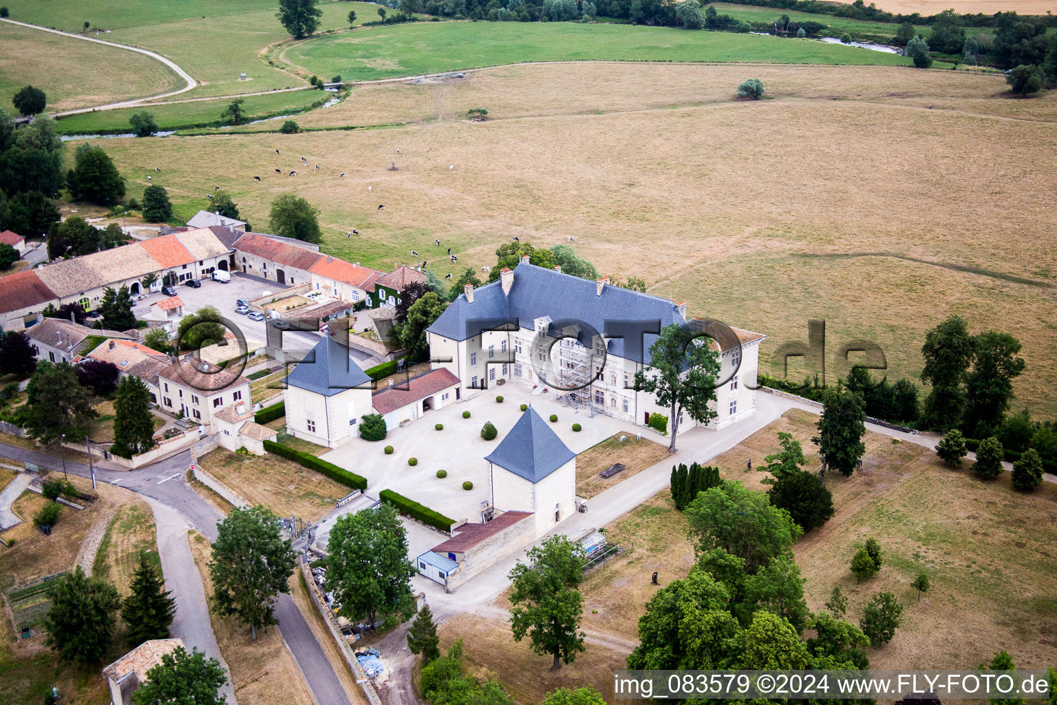 Vue aérienne de Château de Montbras à Montbras à Taillancourt dans le département Meuse, France