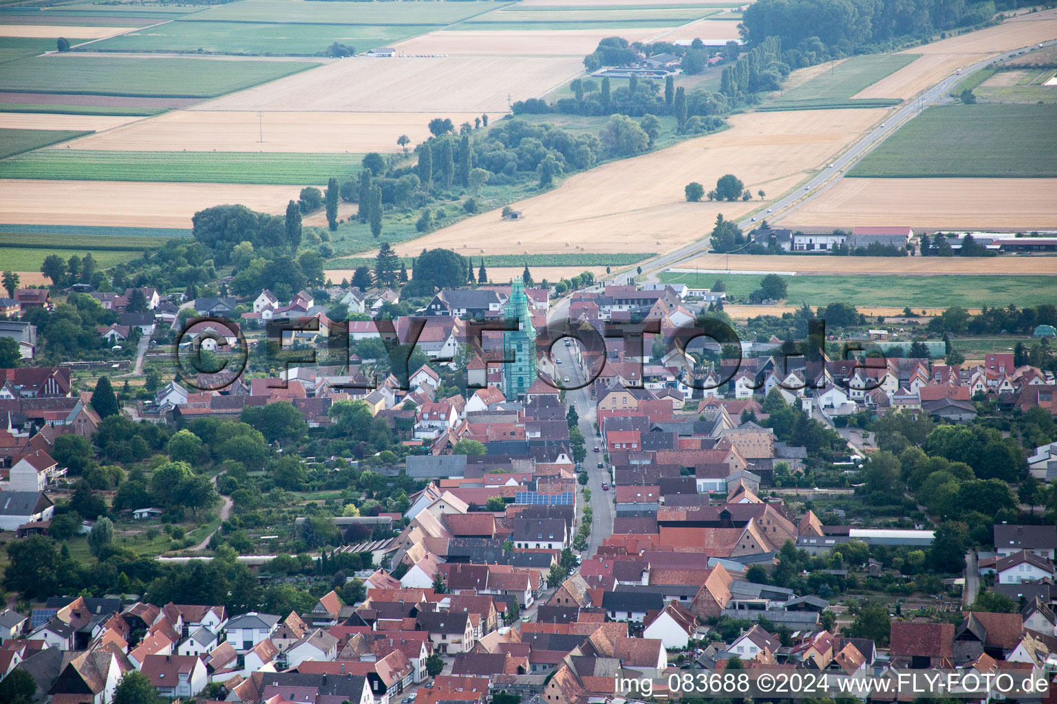 Vue aérienne de Ottersheim, église catholique échafaudée par Leidner GmbH Gerüstbau, Landau à Ottersheim bei Landau dans le département Rhénanie-Palatinat, Allemagne