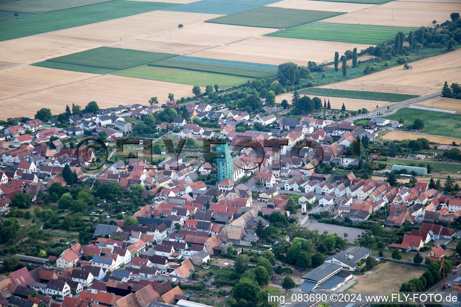 Vue aérienne de Échafaudage d'église catholique de Leidner GmbH Gerüstbau, Landau à le quartier Ottersheim in Ottersheim bei Landau dans le département Rhénanie-Palatinat, Allemagne