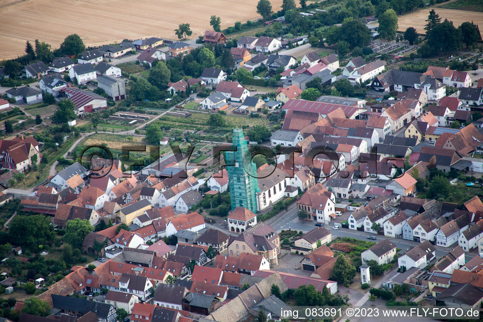 Photographie aérienne de Ottersheim, église catholique échafaudée par Leidner GmbH Gerüstbau, Landau à Ottersheim bei Landau dans le département Rhénanie-Palatinat, Allemagne