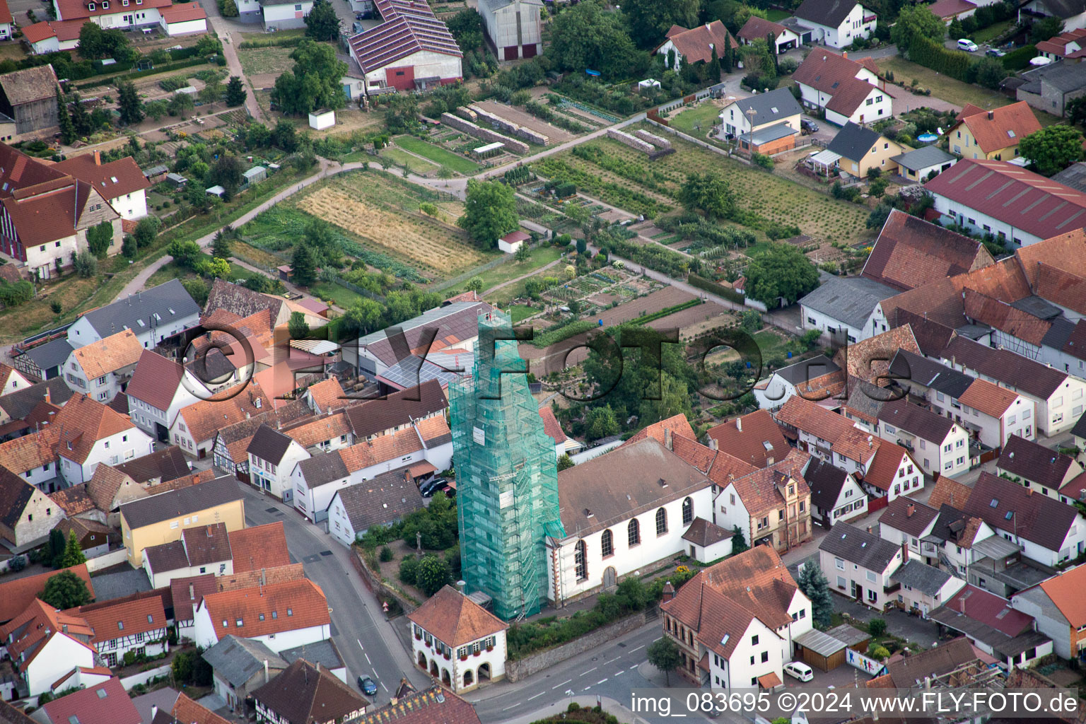 Ottersheim, église catholique échafaudée par Leidner GmbH Gerüstbau, Landau à Ottersheim bei Landau dans le département Rhénanie-Palatinat, Allemagne d'en haut