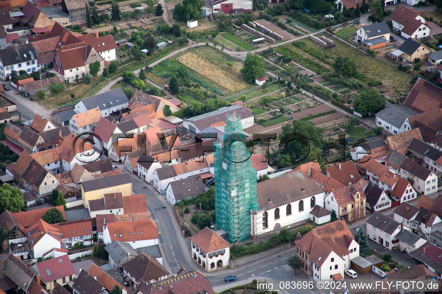 Échafaudage d'église catholique de Leidner GmbH Gerüstbau, Landau à le quartier Ottersheim in Ottersheim bei Landau dans le département Rhénanie-Palatinat, Allemagne d'en haut