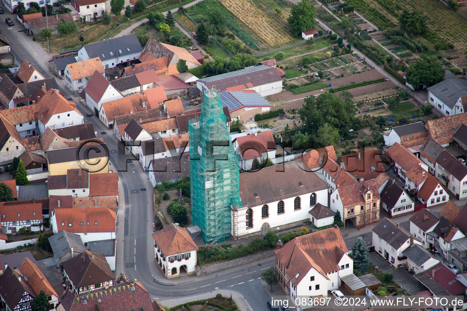 Échafaudage d'église catholique de Leidner GmbH Gerüstbau, Landau à le quartier Ottersheim in Ottersheim bei Landau dans le département Rhénanie-Palatinat, Allemagne hors des airs