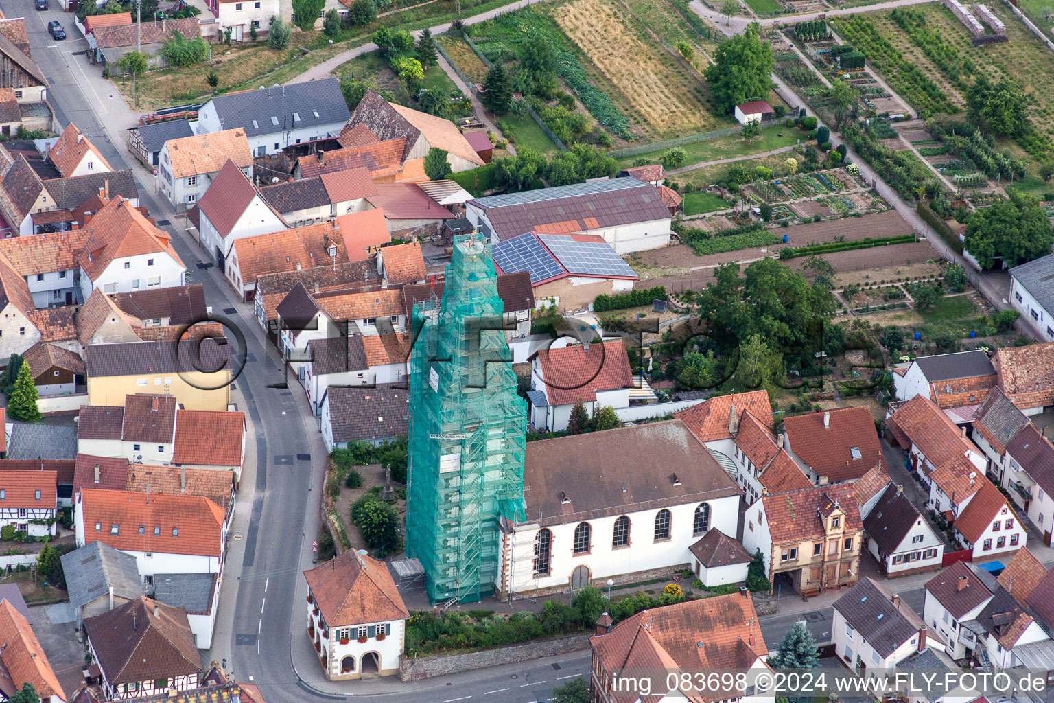Vue aérienne de Tour d'église échafaudé et toit de tour de l'église catholique à Ottersheim bei Landau dans le département Rhénanie-Palatinat, Allemagne