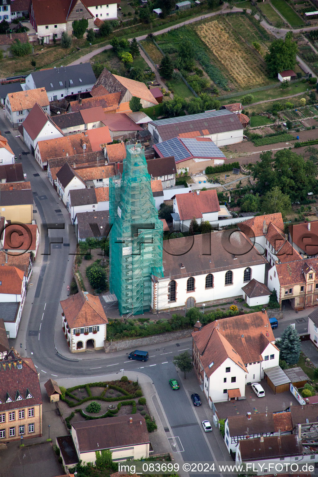 Échafaudage d'église catholique de Leidner GmbH Gerüstbau, Landau à le quartier Ottersheim in Ottersheim bei Landau dans le département Rhénanie-Palatinat, Allemagne vue d'en haut