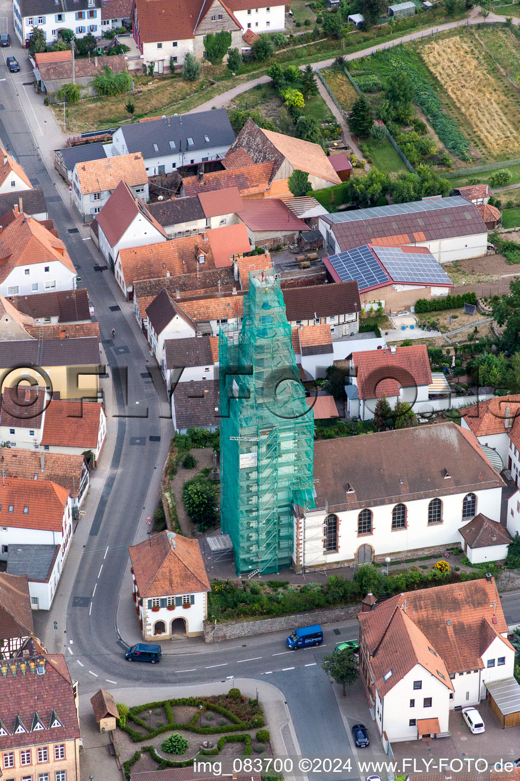 Vue aérienne de Tour d'église échafaudé et toit de tour de l'église catholique à le quartier Ottersheim in Ottersheim bei Landau dans le département Rhénanie-Palatinat, Allemagne