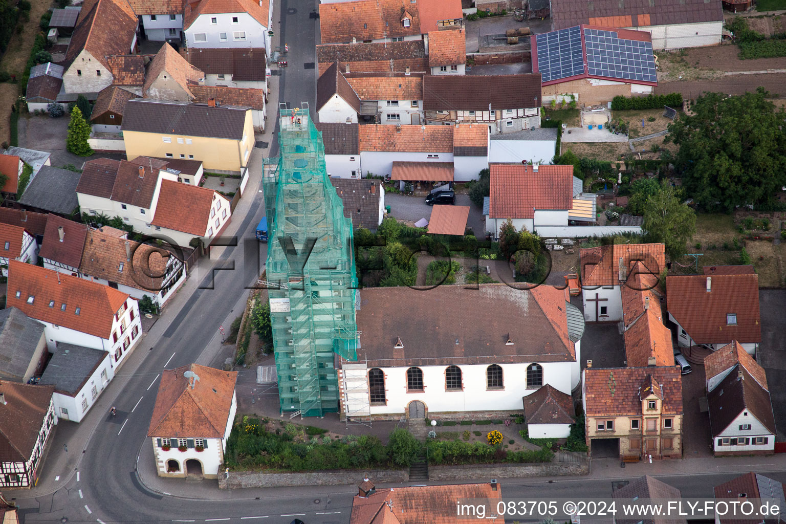 Échafaudage d'église catholique de Leidner GmbH Gerüstbau, Landau à le quartier Ottersheim in Ottersheim bei Landau dans le département Rhénanie-Palatinat, Allemagne vue du ciel