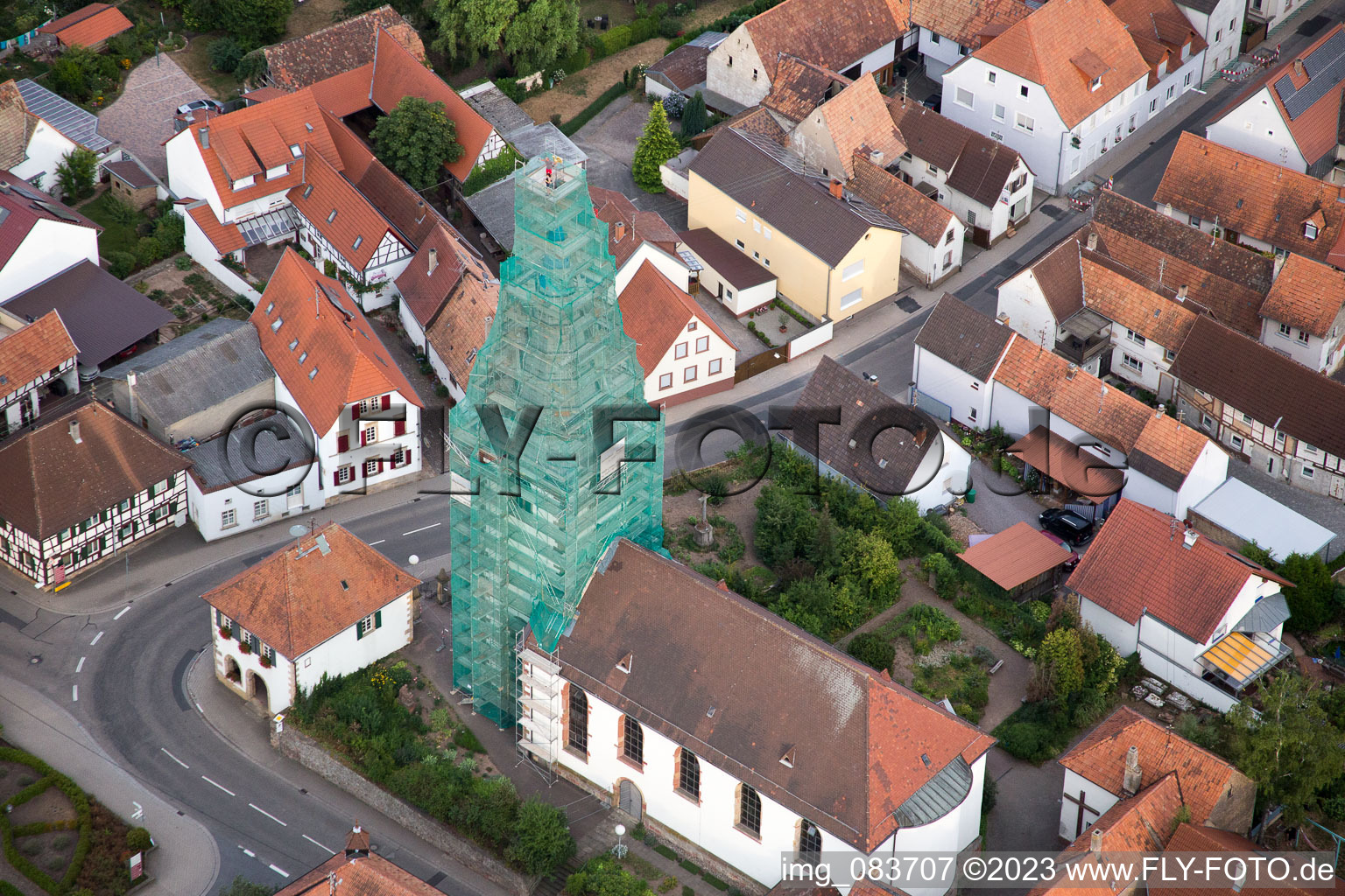 Image drone de Ottersheim, église catholique échafaudée par Leidner GmbH Gerüstbau, Landau à Ottersheim bei Landau dans le département Rhénanie-Palatinat, Allemagne