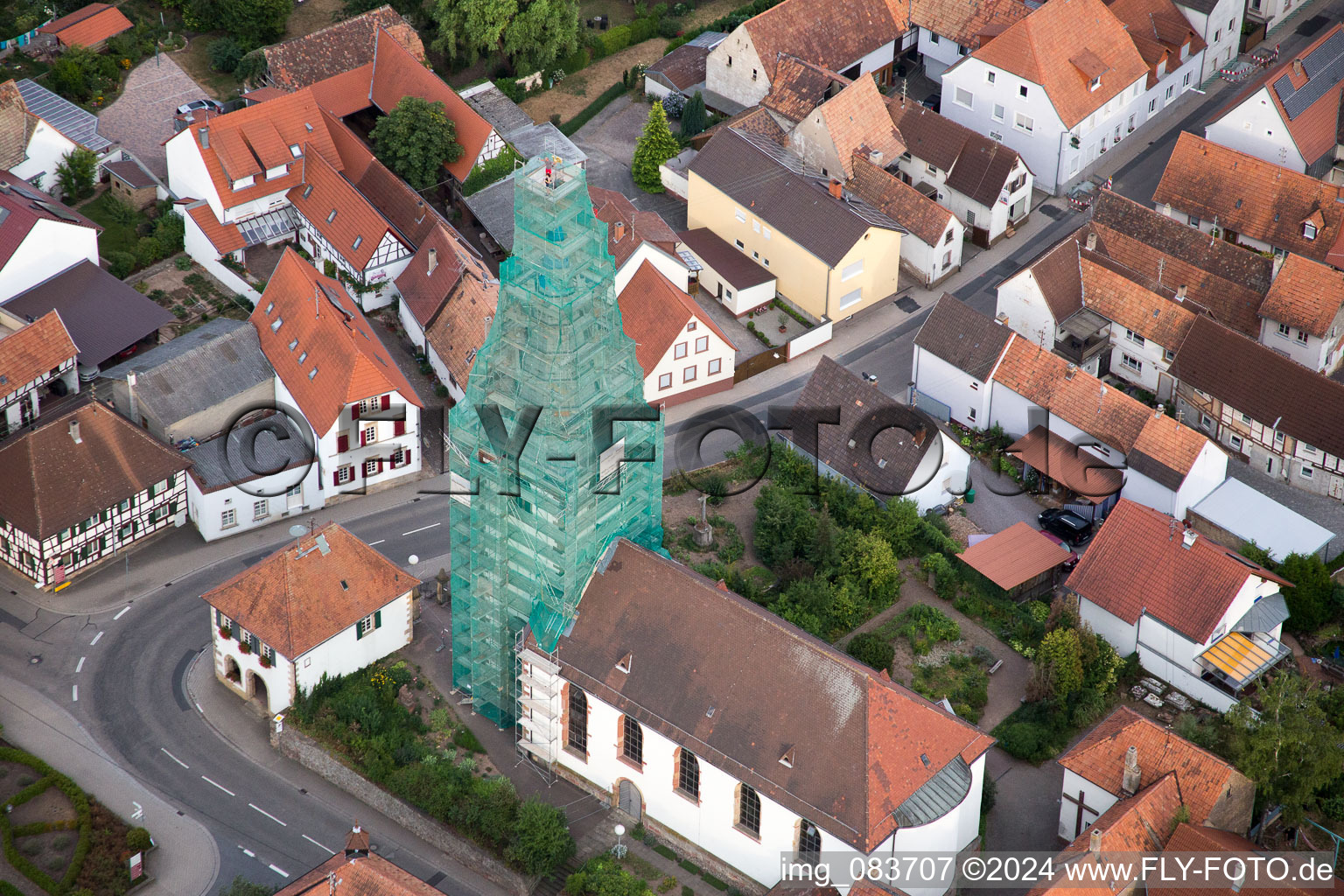 Enregistrement par drone de Échafaudage d'église catholique de Leidner GmbH Gerüstbau, Landau à le quartier Ottersheim in Ottersheim bei Landau dans le département Rhénanie-Palatinat, Allemagne