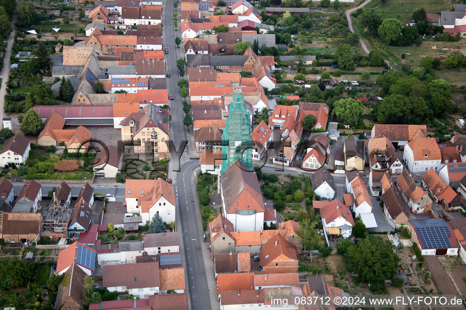 Échafaudage d'église catholique de Leidner GmbH Gerüstbau, Landau à le quartier Ottersheim in Ottersheim bei Landau dans le département Rhénanie-Palatinat, Allemagne du point de vue du drone