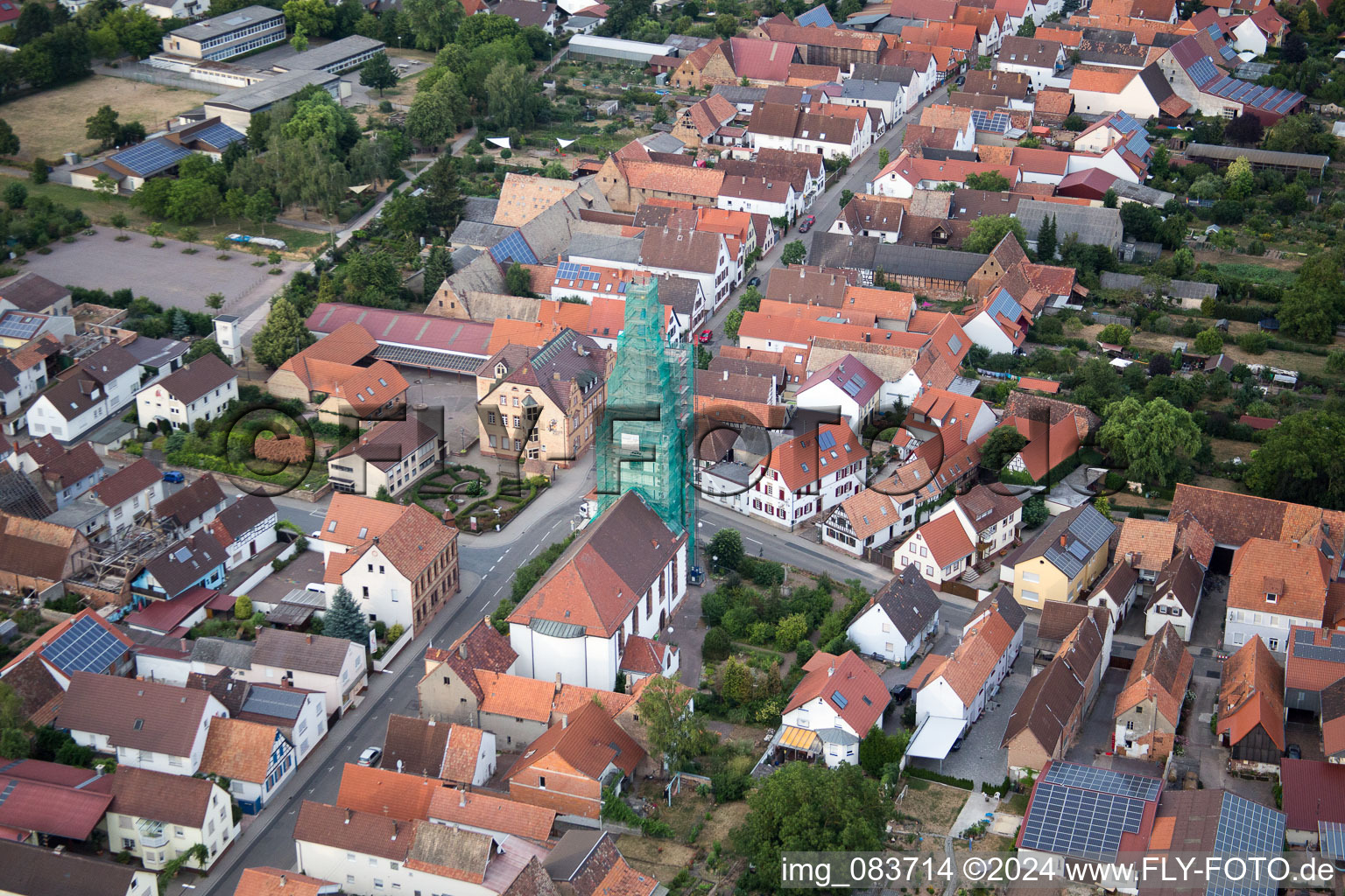 Échafaudage d'église catholique de Leidner GmbH Gerüstbau, Landau à le quartier Ottersheim in Ottersheim bei Landau dans le département Rhénanie-Palatinat, Allemagne d'un drone