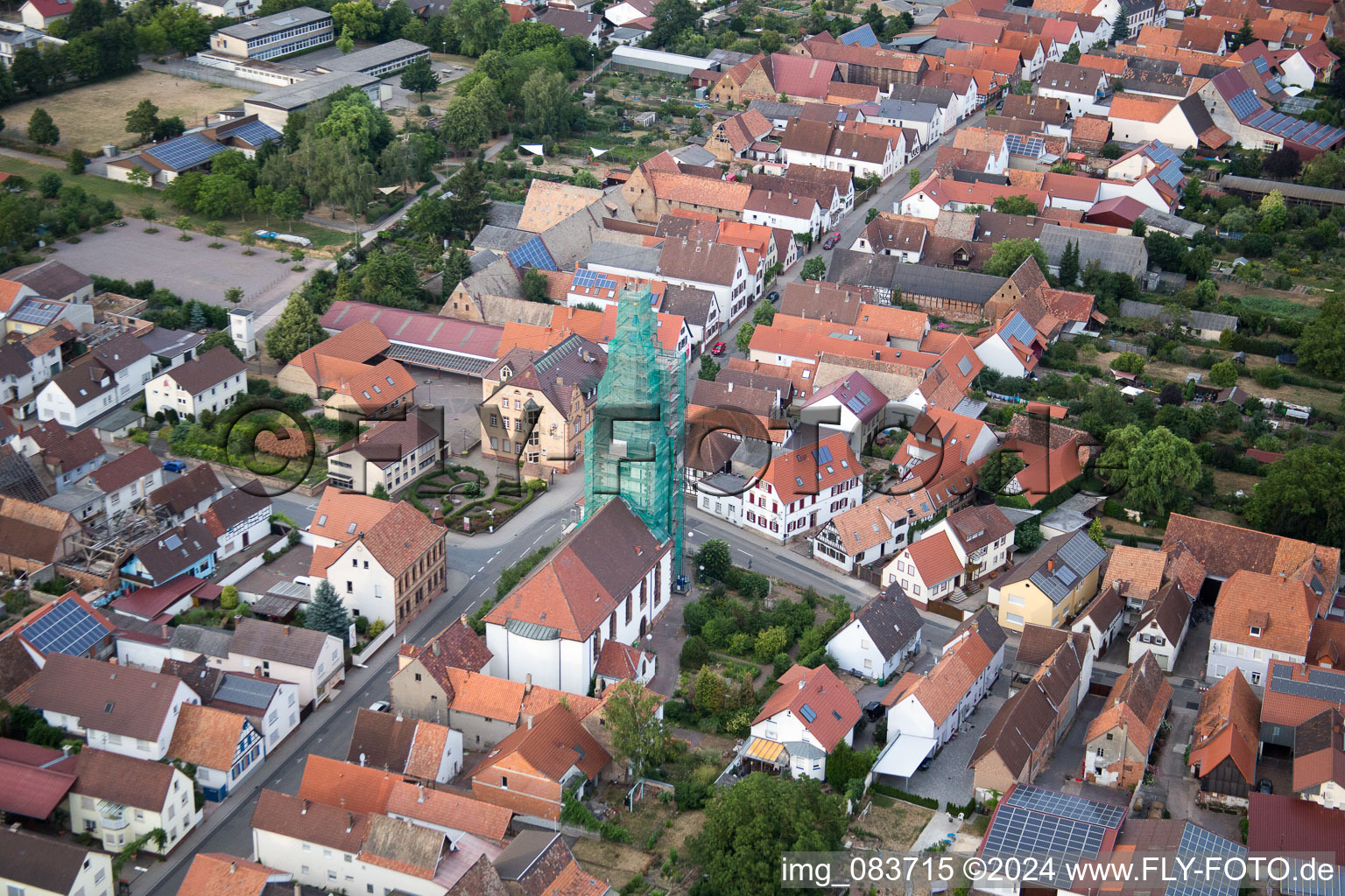 Échafaudage d'église catholique de Leidner GmbH Gerüstbau, Landau à le quartier Ottersheim in Ottersheim bei Landau dans le département Rhénanie-Palatinat, Allemagne vu d'un drone