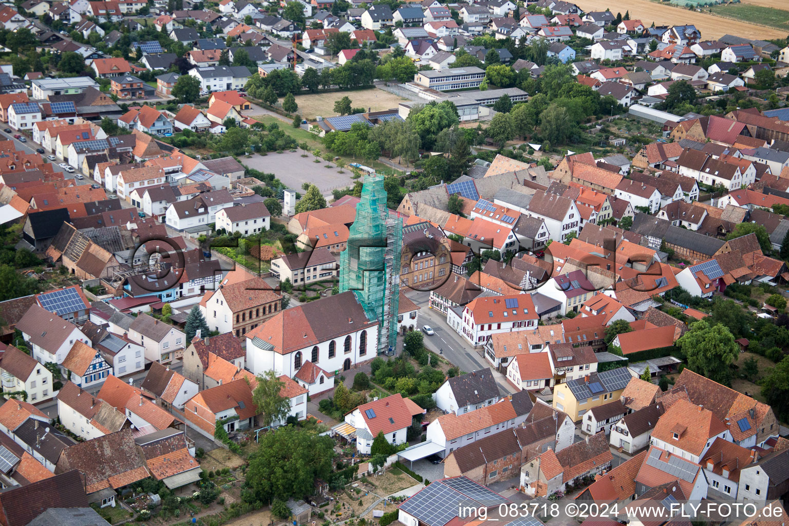 Vue aérienne de Échafaudage d'église catholique de Leidner GmbH Gerüstbau, Landau à le quartier Ottersheim in Ottersheim bei Landau dans le département Rhénanie-Palatinat, Allemagne