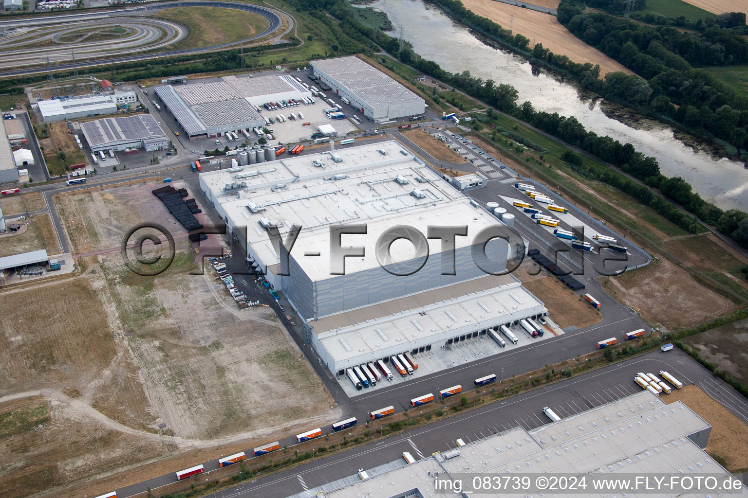 Zone industrielle d'Oberwald à Wörth am Rhein dans le département Rhénanie-Palatinat, Allemagne du point de vue du drone