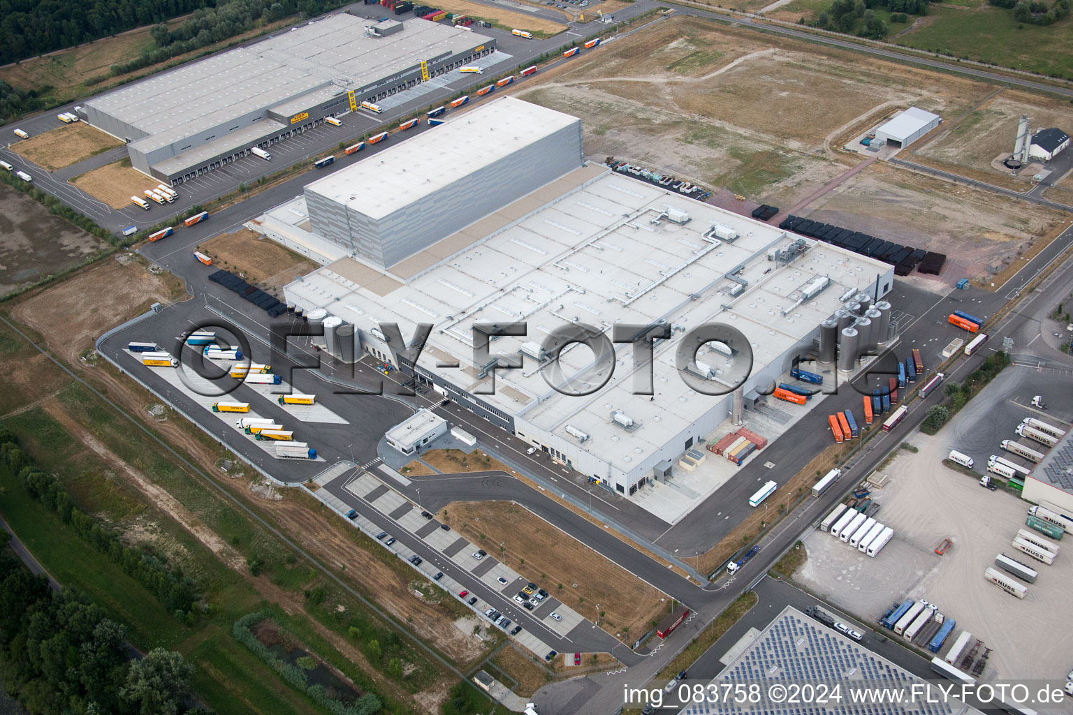 Zone industrielle d'Oberwald à Wörth am Rhein dans le département Rhénanie-Palatinat, Allemagne du point de vue du drone