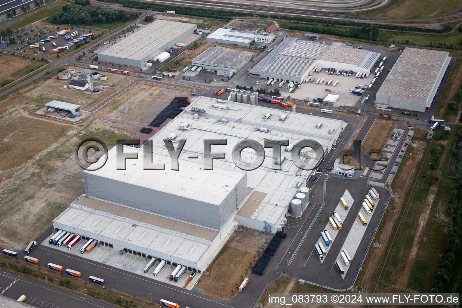 Zone industrielle d'Oberwald à Wörth am Rhein dans le département Rhénanie-Palatinat, Allemagne du point de vue du drone