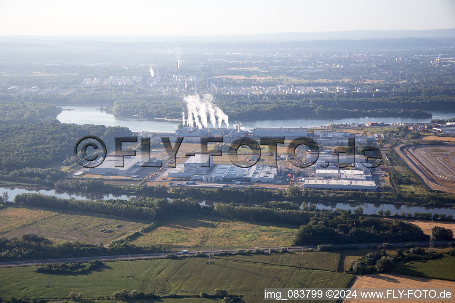 Vue aérienne de Zone industrielle d'Oberwald à Wörth am Rhein dans le département Rhénanie-Palatinat, Allemagne