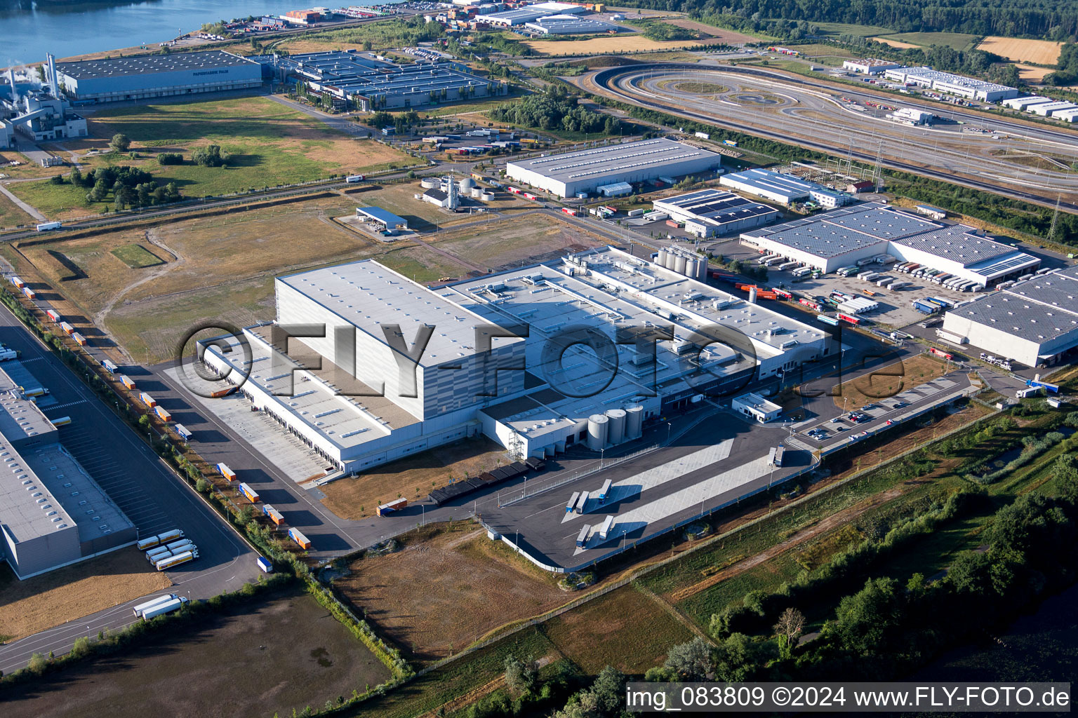 Vue aérienne de Les locaux de l'usine Pfälzer Erfrischungs Drinks GmbH dans la zone industrielle de Wörth-Oberwald à Wörth am Rhein dans le département Rhénanie-Palatinat, Allemagne