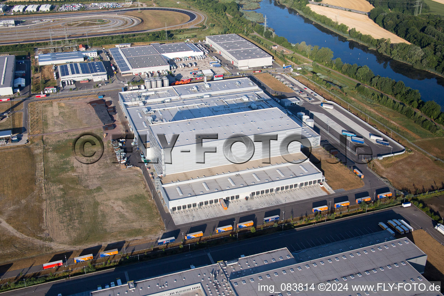 Zone industrielle d'Oberwald à Wörth am Rhein dans le département Rhénanie-Palatinat, Allemagne du point de vue du drone