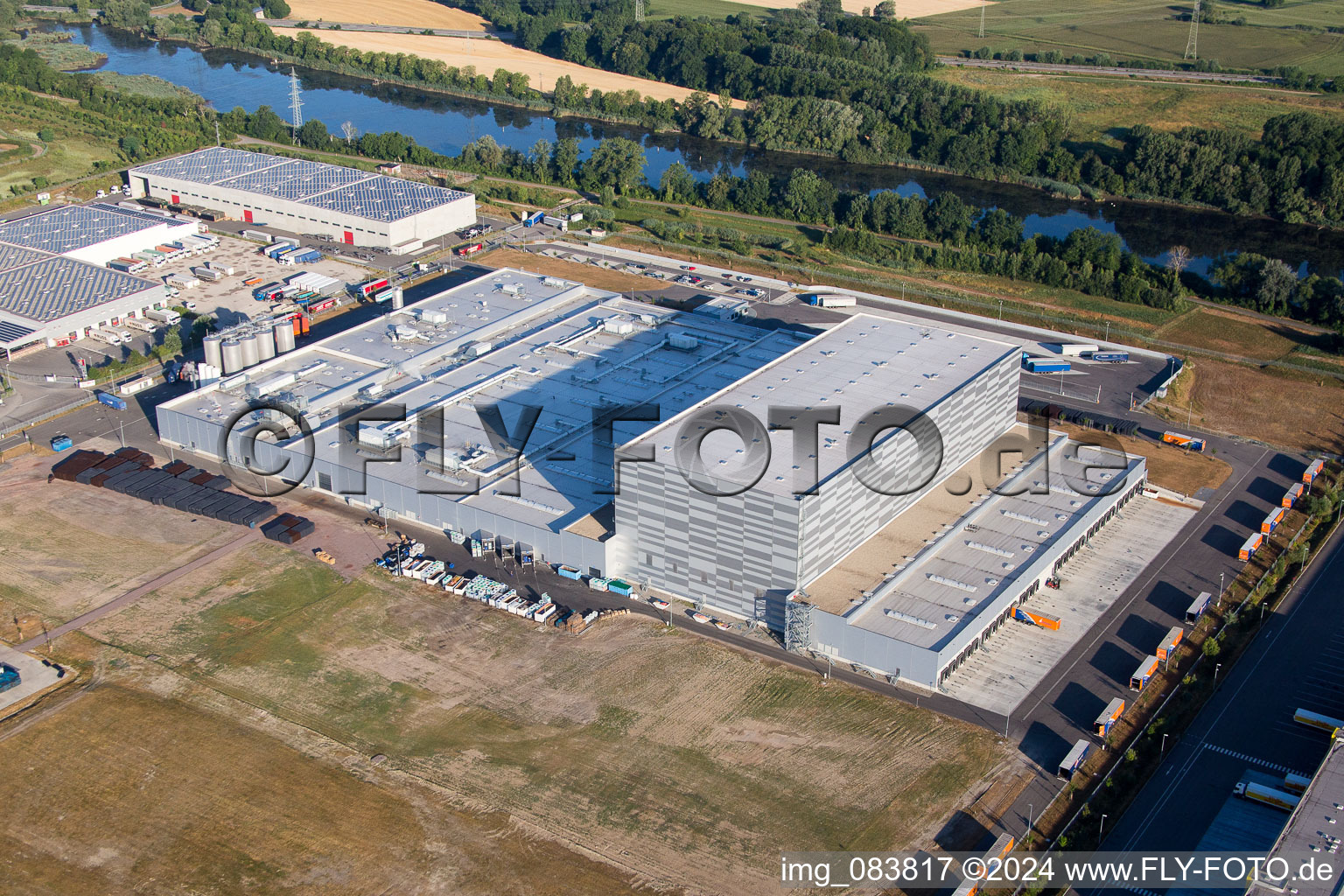 Vue aérienne de Les locaux de l'usine Pfälzer Erfrischungs Drinks GmbH à Wörth am Rhein dans le département Rhénanie-Palatinat, Allemagne