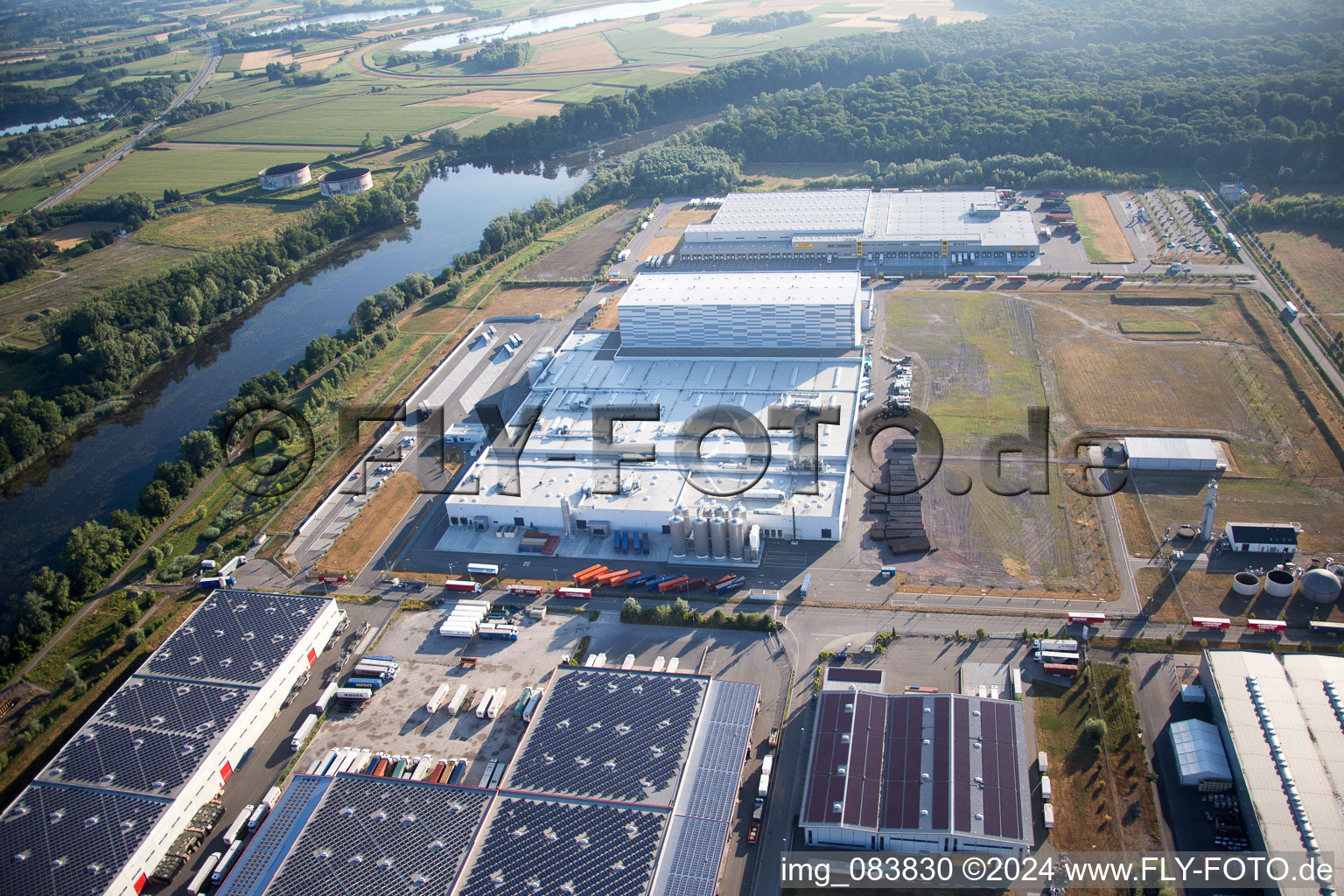 Zone industrielle d'Oberwald à Wörth am Rhein dans le département Rhénanie-Palatinat, Allemagne du point de vue du drone