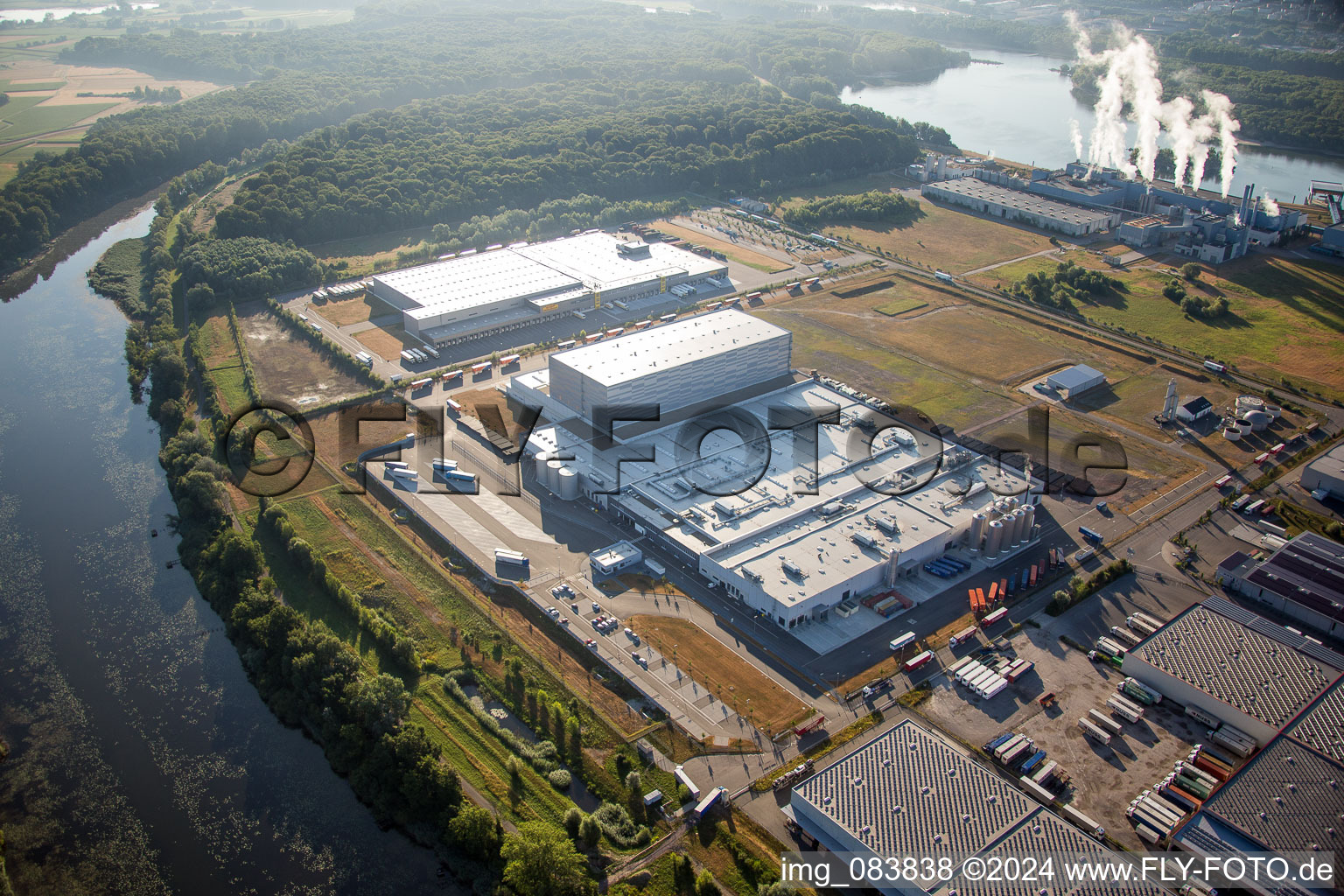 Vue oblique de Les locaux de l'usine Pfälzer Erfrischungs Drinks GmbH à Wörth am Rhein dans le département Rhénanie-Palatinat, Allemagne