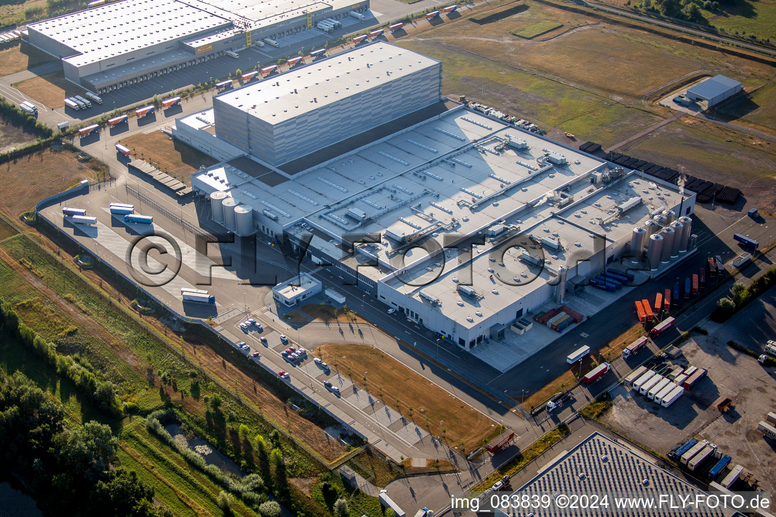 Vue aérienne de Site de production de MEG Drinks GmbH dans la zone industrielle d'Oberwiesen à Wörth am Rhein dans le département Rhénanie-Palatinat, Allemagne