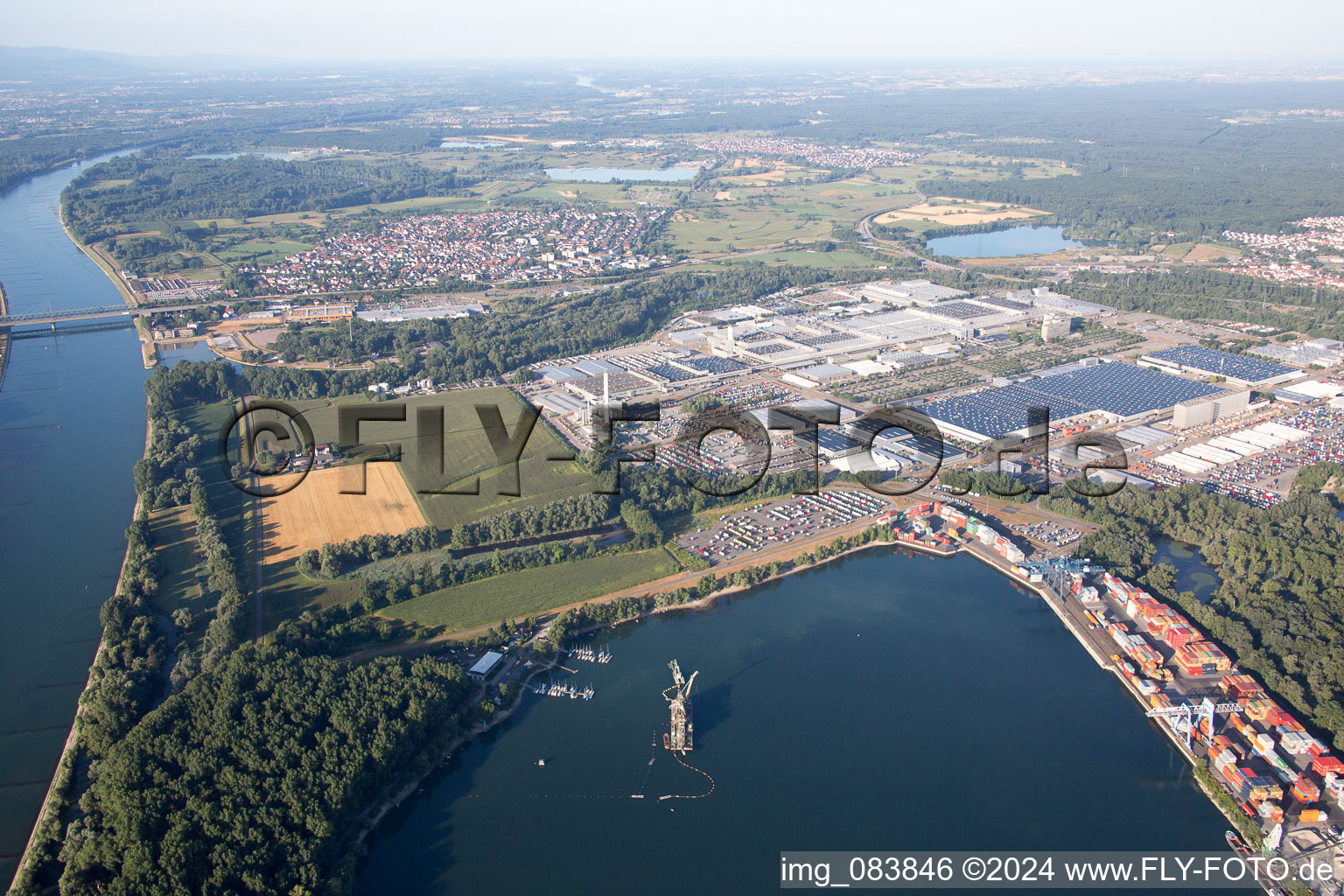 Vue aérienne de Port à le quartier Maximiliansau in Wörth am Rhein dans le département Rhénanie-Palatinat, Allemagne