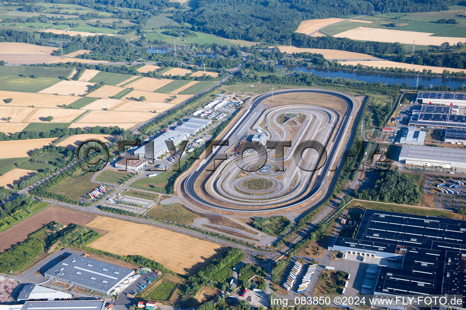 Vue aérienne de Zone industrielle d'Oberwald à le quartier Maximiliansau in Wörth am Rhein dans le département Rhénanie-Palatinat, Allemagne