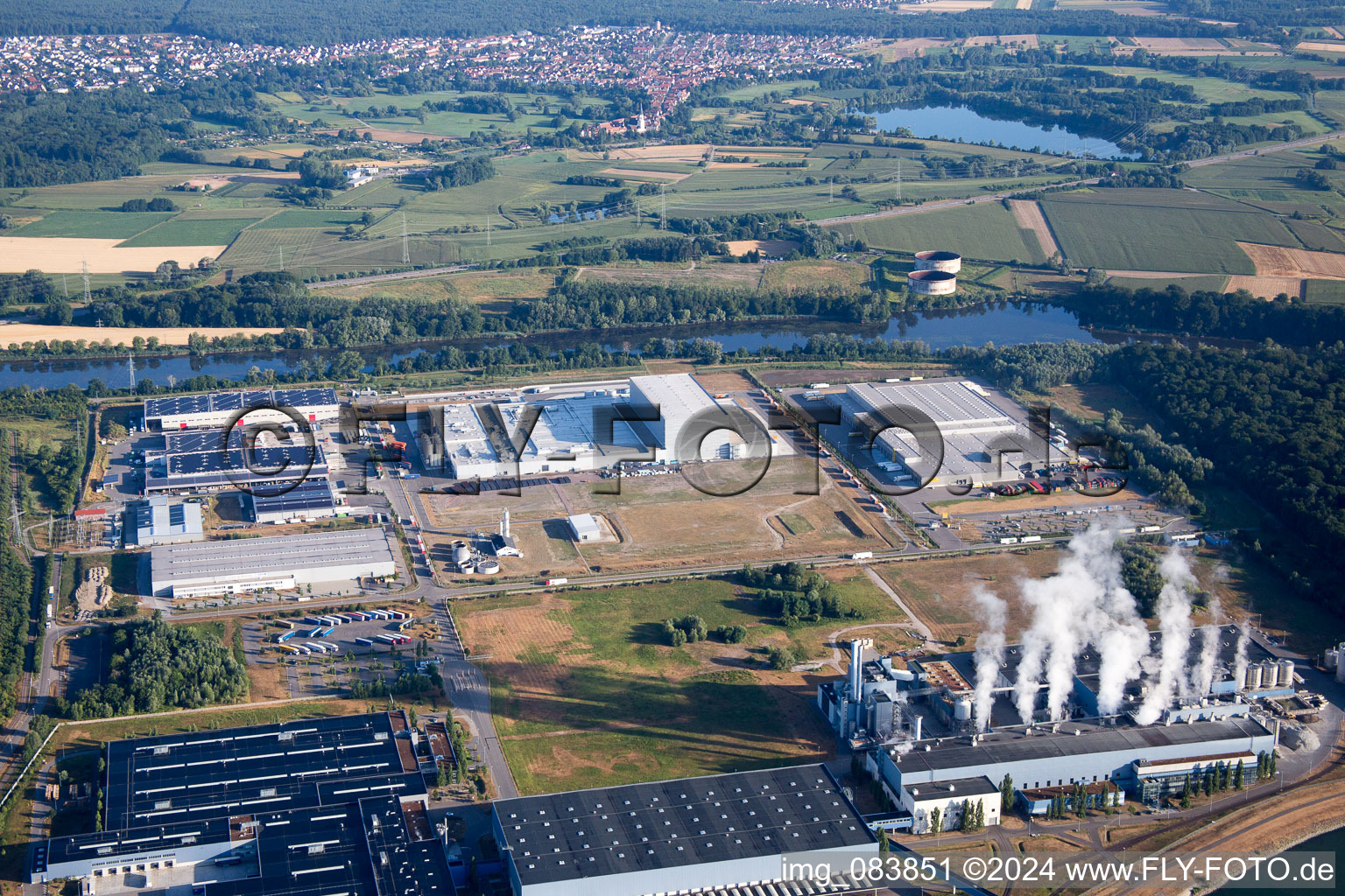 Vue aérienne de Zone industrielle d'Oberwald à le quartier Maximiliansau in Wörth am Rhein dans le département Rhénanie-Palatinat, Allemagne