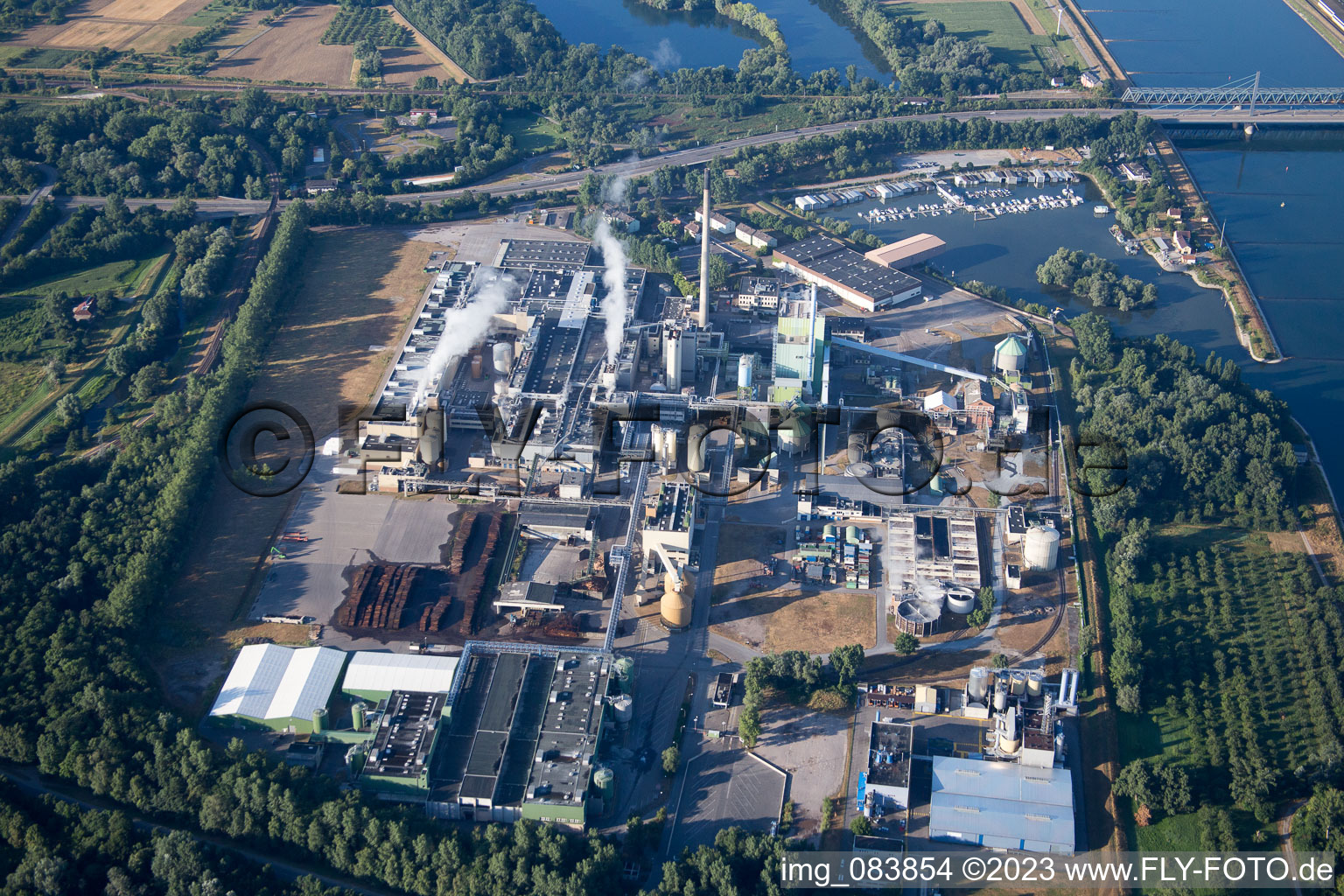 Vue aérienne de Stora Enso du nord à le quartier Knielingen in Karlsruhe dans le département Bade-Wurtemberg, Allemagne