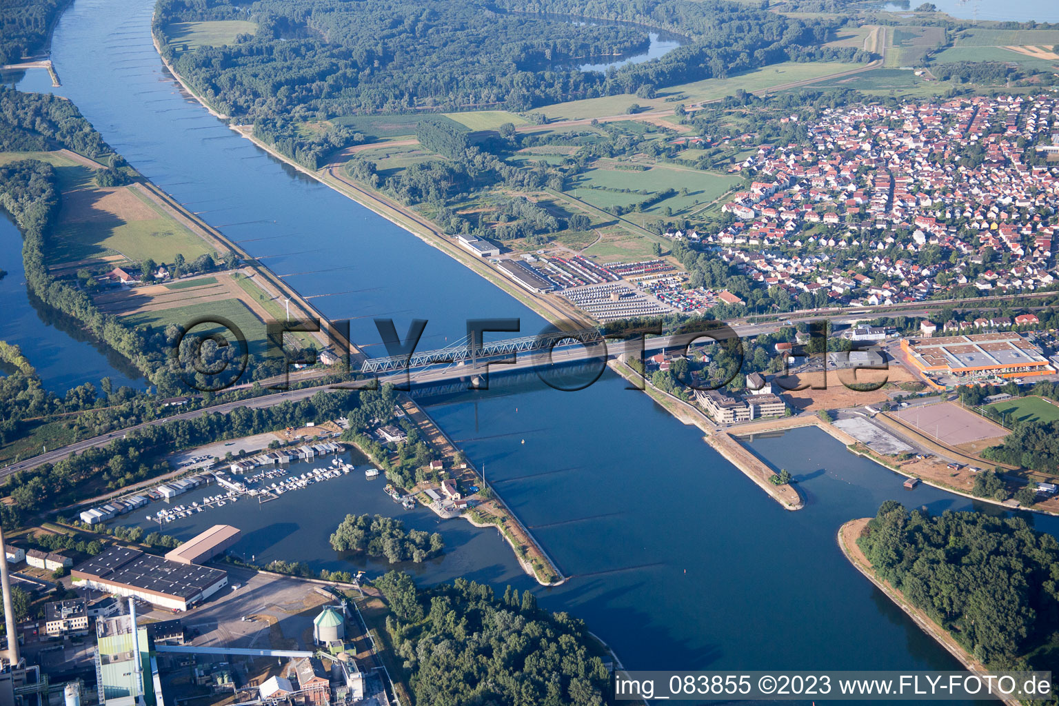 Vue aérienne de Pont sur le Rhin de Maxau depuis le nord à le quartier Knielingen in Karlsruhe dans le département Bade-Wurtemberg, Allemagne